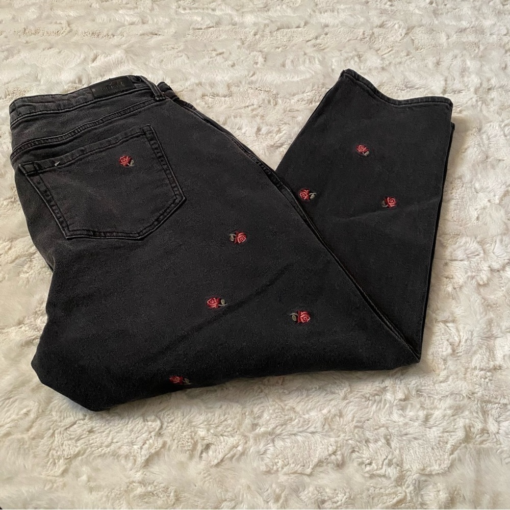 Hollister Women's Black Wash Rose Embroidered Curvy High Rise Mom Jeans Size 32